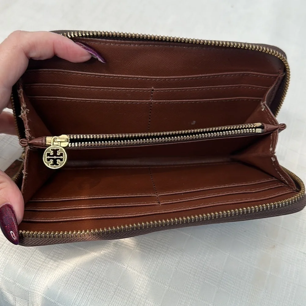 Tory Burch Robinson Zip Continental Wallet in chocolate